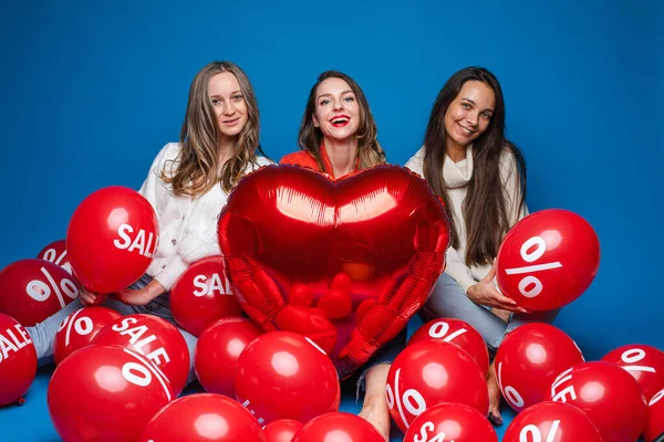 Boldog Nők Barátok Pózol Piros Szív Alakú Léggömb Léggömbök Százalékos — Stock Fotó