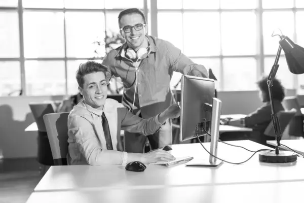 Duas Pessoas Negócios Trabalhando Com Computador Escritório — Fotografia de Stock
