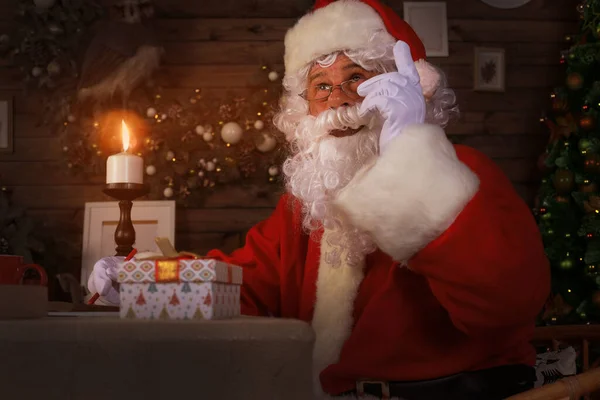 Портрет Счастливого Санта Клауса Сидящего Себя Дома Возле Елки Отвечающего — стоковое фото