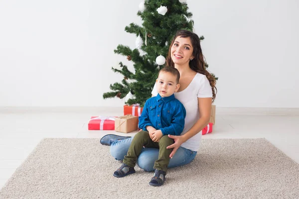 Jul Ensamstående Förälder Och Semester Koncept Söt Liten Pojke Som — Stockfoto
