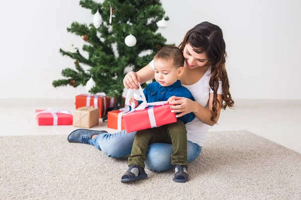 Noël Concept Parent Célibataire Vacances Mignon Petit Garçon Tenant Cadeau — Photo
