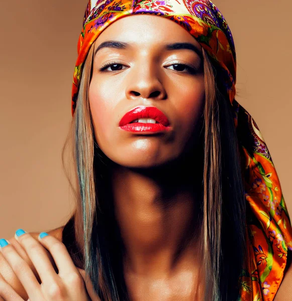 Ομορφιά Φωτεινό Πραγματική Αφρικανή Γυναίκα Δημιουργικό Μακιγιάζ Σάλι Στο Κεφάλι — Φωτογραφία Αρχείου