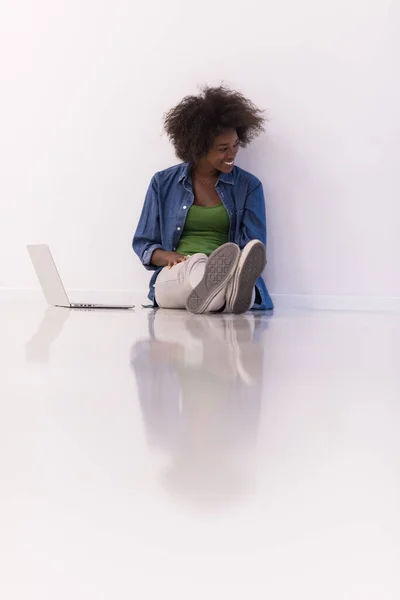 Donna Afroamericana Seduta Piano Con Computer Portatile — Foto Stock