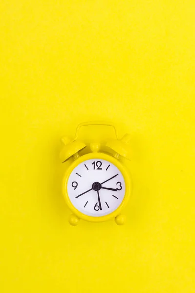 Despertador Amarelo Fundo Amarelo Dispositivo Cópia Artigo Sobre Tempo — Fotografia de Stock