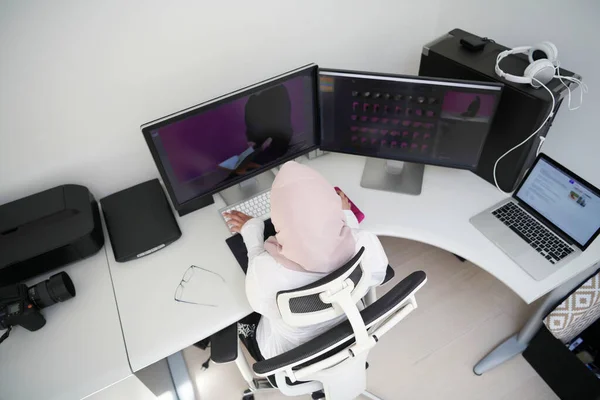 아랍의 창의적 직업인 사무실에서 일하는 — 스톡 사진