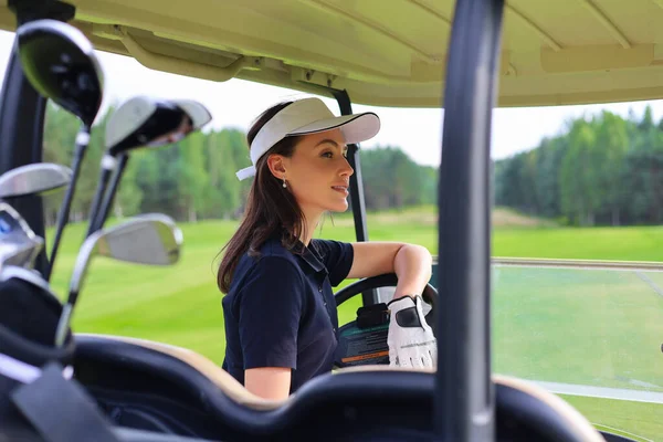 美しい陽気な女性ゴルフカートを運転 — ストック写真
