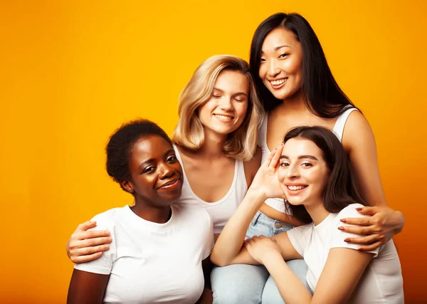 多様な国籍の女子グループ10代の友人会社陽気な楽しみを持っています 幸せな笑顔 黄色の背景にかわいいポーズ ライフスタイルの人々の概念 アフリカ系アメリカ人 アジア人と白人 — ストック写真
