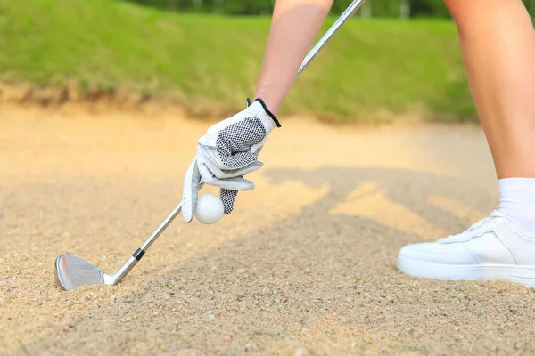 Hand Setzt Golfball Auf Abschlag Golfplatz — Stockfoto