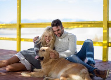 Köpekli çift sahilde eğleniyor.