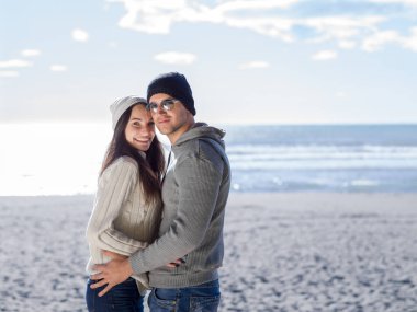 Çift sohbet ediyor ve sahil barında eğleniyor.