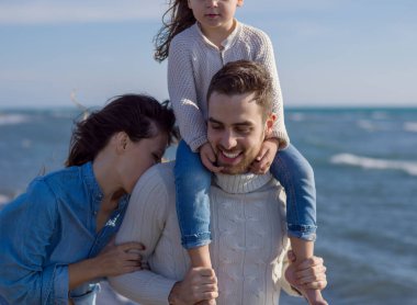 Genç aile, sonbahar günü tatilin tadını çıkarıyor.