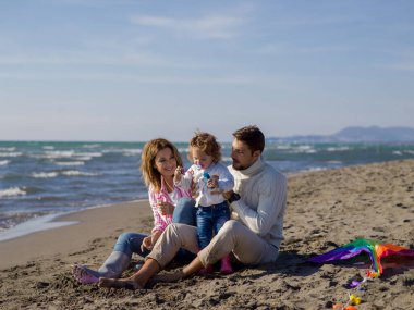 Genç aile, sonbahar günü tatilin tadını çıkarıyor.