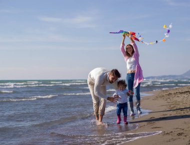 Mutlu aile sonbahar gününde vektörün tadını çıkarıyor.
