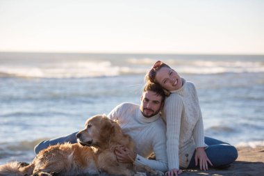 Köpekli çift sahilde eğleniyor.