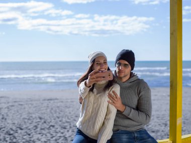 Şahane bir çift selfie çekiyor.
