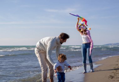 Mutlu aile, sonbahar günü tatilin tadını çıkarıyor.