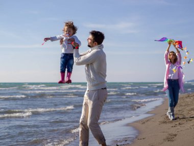 Mutlu aile, sonbahar günü tatilin tadını çıkarıyor.