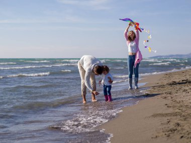 Mutlu aile, sonbahar günü tatilin tadını çıkarıyor.