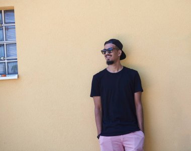 Modayı takip eden Orta Doğulu bir gencin portresi.