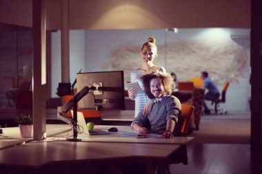 Gece ofisindeki genç tasarımcılar.