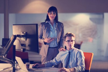 Gece ofisindeki genç tasarımcılar.