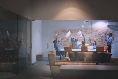 Grup genç iş adamları belgeleri atma