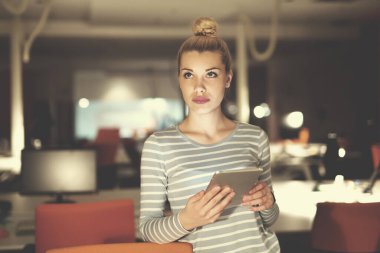 Dijital tablet gece ofiste çalışan kadın