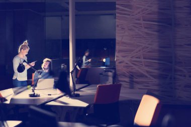 Gece ofisindeki genç tasarımcılar.