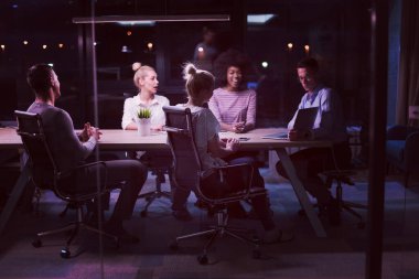 Çok ırklı başlangıç iş takım gece ofiste