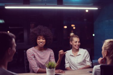 Çok ırklı başlangıç iş takım gece ofiste