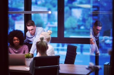 Çok ırklı başlangıç iş takım gece ofiste