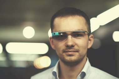 Adam sanal gerçeklik aygıtı bilgisayar gözlüğü kullanıyor.