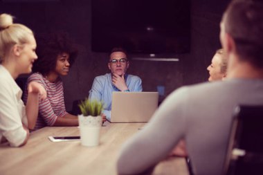 Çok ırklı başlangıç iş takım gece ofiste