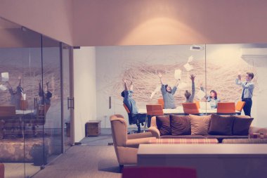 Grup genç iş adamları belgeleri atma