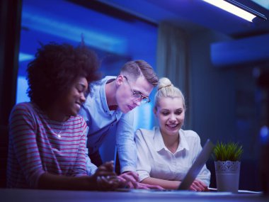 Çok ırklı başlangıç iş takım gece ofiste