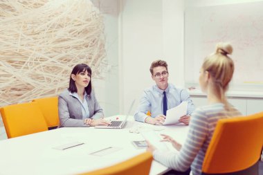 Modern ofis binasındaki bir toplantıda iş ekibi