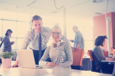 İki laptop ofiste iş insanlar ile çalışma