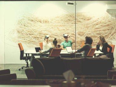 sanal gerçeklik kulaklık kullanarak başlangıç iş takım