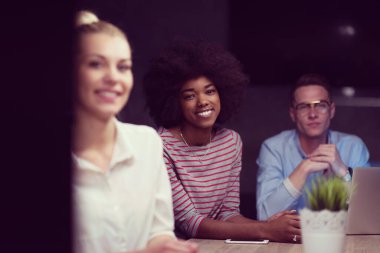 Çok ırklı başlangıç iş takım gece ofiste