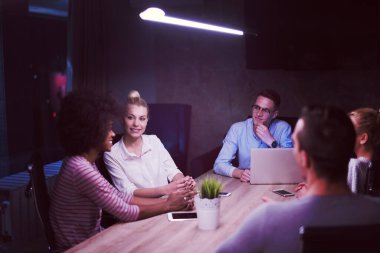 Çok ırklı başlangıç iş takım gece ofiste