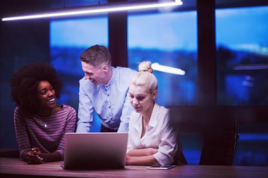 Çok ırklı başlangıç iş takım gece ofiste