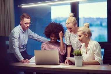 Çok ırklı başlangıç iş takım gece ofiste