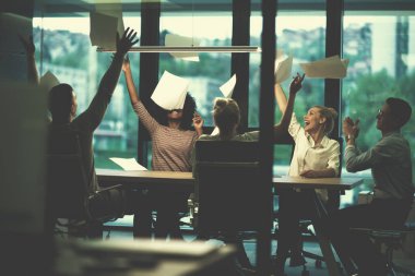 belgeleri atma genç iş adamları çok ırklı grup