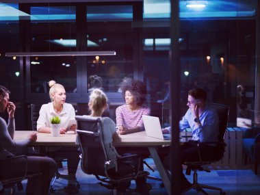 Çok ırklı başlangıç iş takım gece ofiste