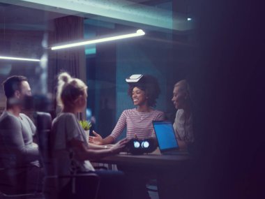 Sanal gerçeklik kulaklık kullanarak çok ırklı iş takım