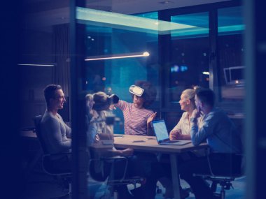 Sanal gerçeklik kulaklık kullanarak çok ırklı iş takım