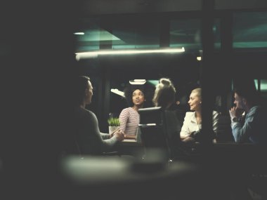 Sanal gerçeklik kulaklık kullanarak çok ırklı iş takım