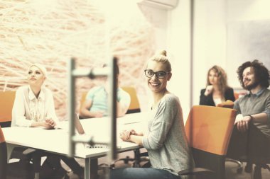 Modern gece ofis binasındaki bir toplantıda Girişim Ekibi