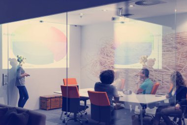 Modern gece ofis binasındaki bir toplantıda Girişim Ekibi