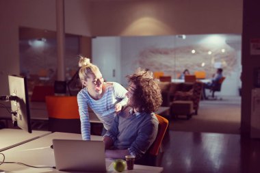 Gece ofisindeki genç tasarımcılar.